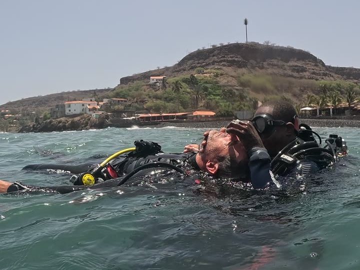 Surface rescue drill — supporting an unresponsive diver at Cidade Velha