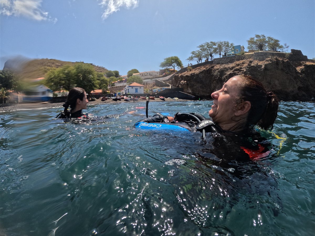 Rescue students at the surface with Cidade Velha coastline behind